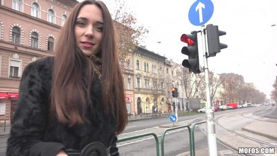 Хотя она не понимала английского языка, она решила получить деньги в обмен на интимные отношения.