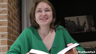 Отвлекаю падчерицу от чтения на каникулах.