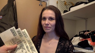 Живой парень уговорил сопровождающую на анальный секс во время полового акта.