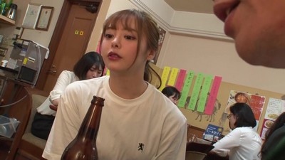 Искаженные люди принуждают беззащитную японскую девушку к интимным контактам в общественных местах.