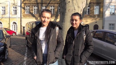 Когда я вижу на улице близнецов, я не могу удержаться и просто дружелюбно пытаюсь познакомиться с ними.