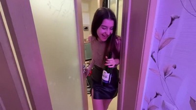 Закончив на заднице пьяной девушки, парень кричит, как дикарь.