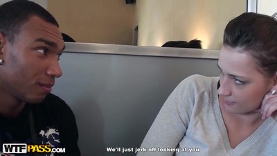 Пикапер Эрик Найтли снял с собой друга и отправился на улицу в поисках женщин.