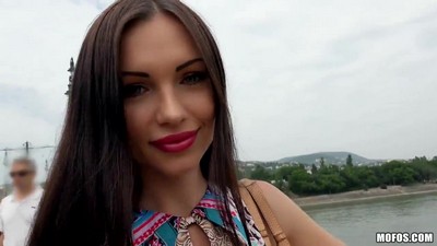 Молодой пикапер в парке оплачивает услуги Саши Роуз, и она соглашается.