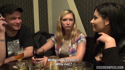 Пьяные свингеры организовали групповую встречу в подсобке бара.