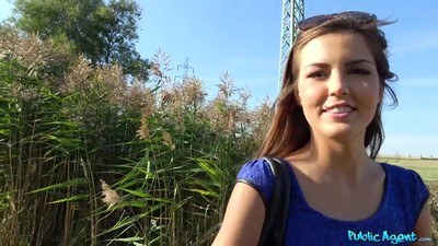 Нищая студентка была вынуждена принять предложение незнакомца и трахнуться с ним за деньги.