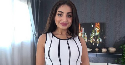 Пухлый пивной мужчина завел знакомство с армянкой и на протяжении часа занимался с ней сексом.