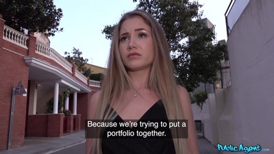 Красотка из России шла по улице и встретила симпатичного парня, который предложил ей за деньги принять его на клык.