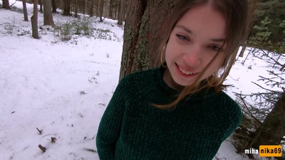 Улыбчивая няшка посвятила себя увлекательному занятию в зимнем лесу, не обращая внимания на холод.