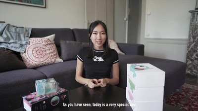 Luna Okko получила посылку из секс-шопа и решила попробовать новые игрушки.