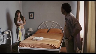 Фильм "Bruna Surfistinha" (с русским переводом) рассказывает историю Ракель, которая решает бросить учебу и покинуть свою благополучную семью, чтобы начать работу девушкой по вызову.