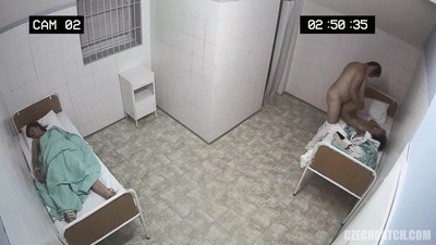 На выпускном в колледже, чешская девушка, которая была названа "Королевой бала", была пьяна.