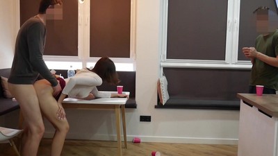 Пьяная девушка, находясь в состоянии опьянения, предоставила своему знакомому возможность влезть в отношения с ней, несмотря на то, что у нее был парень.