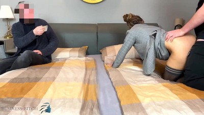Русский мужчина, находясь в отпуске в Крыму, принял решение стать куколдом и пригласить постороннего мужчину для сексуальных отношений со своей женой.